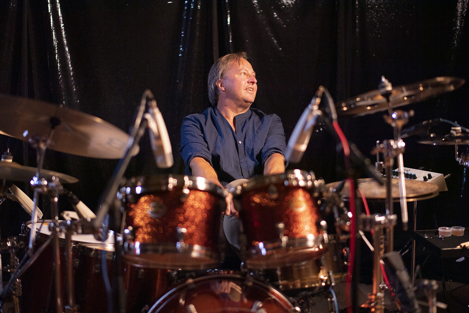 Per Lindvall spelar trummor